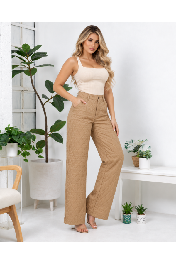 BP-26138 MUMBAI / BALBOA<br/>Textured PU quilted straight pants.